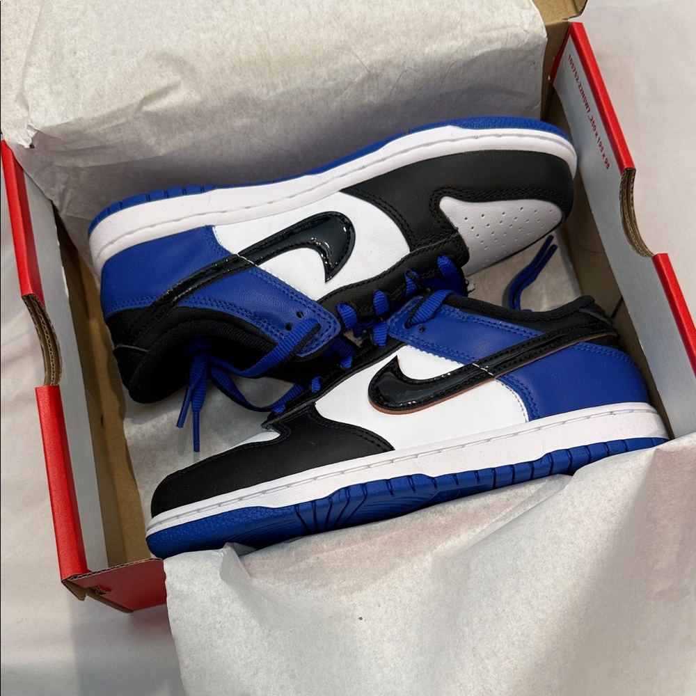 NWT in box Boys Kids Nike Black and Blue Athletic Shoes size 2Y